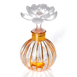 中東のモダンで豪華な丸い形のクリアボディとLiuli Lotus Flower Lid Fragrance Flacon Perfume Bottle with Gold Rim