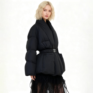Doudoune matelassée pour femme - Manteau d'hiver moderne à capuche ceinturé en coton chaud - Parka matelassée avant-gardiste avec boucle - Logo personnalisé - Product Image 3