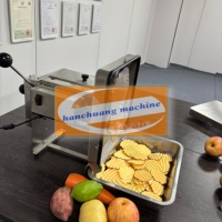 Machine voor het snijden van aardappelchips in golvende vorm