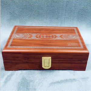 Caja de madera para medallas, rectangular, de 0,9 cm de grosor, con cerradura, caja de regalo para guardar monedas conmemorativas, origen Shenzhen - Product Image 1
