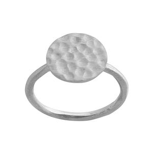 Solide. Bague à disque rond martelé en argent sterling 925 plaqué or pour les mariages fabriquée par Casa De Plata - Product Image 3