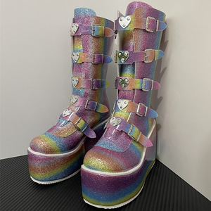 Stivali da Donna in Pelle <span class=keywords><strong>con</strong></span> <span class=keywords><strong>Zeppa</strong></span> e Fibbia <span class=keywords><strong>a</strong></span> Cintura, Nuova Collezione Autunno Inverno 2021, <span class=keywords><strong>con</strong></span> Amore in Metallo, Paillettes e Taglie Forti - Product Image 1