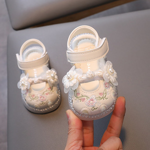 Nouvelles sandales brodées pour bébé princesse, chaussures de marche à semelle souple, sandales Baotou pour tout-petits, sandales d'extérieur pour filles - Product Image 4