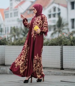 Robe Abaya Musulmane Traditionnelle en Soie Arabe Qish Rouge à Motif de Feuilles d'Arbre Dubaï Jubah Marocain - Product Image 3