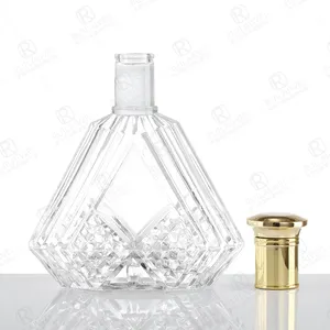 Бутылки виски XO с тиснением льда используются в качестве запечатанных стеклянных бутылок премиум-класса на винных заводах