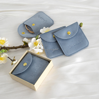 Pochette à bouton-pression bleu poussière 8x8 cm avec une sensation de toucher confortable, en velours doux, emballage cadeau, sac de protection pour anneaux et boucles d'oreilles