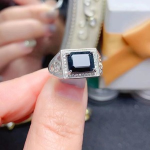 แหวนหมั้นผู้ชายเงินแท้ 925 ชุบทองคำขาวคุณภาพสูง ประดับพลอยไพลิน - Product Image 2
