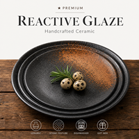 Assiette à sushi en céramique noire japonaise en gros, plat de service en grès à glaçure réactive, logo personnalisé pour restaurant, hôtel, vente en gros