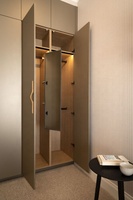 Dressing sur mesure moderne de luxe avec éclairage LED intégré, intérieur en bois écologique, portes miroir, rangement modulaire