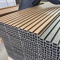 Revêtements muraux extérieurs en WPC rainurés, panneaux composites en bois imperméables pour les villas et les bâtiments
