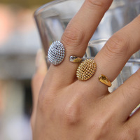 Anlaufgeschützter 18K vergoldeter Edelstahlring mit genarbter Textur, verstellbar, offener Ring, oval, breite Vorderseite, minimalistisch, trendig