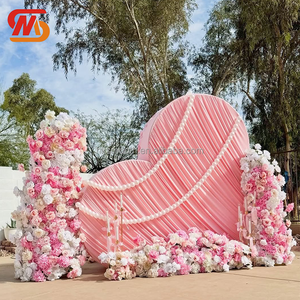 Toile de fond élégante et lisse en tissu rose et rouge avec rideaux en forme de cœur pour la décoration de mariage - Product Image 1