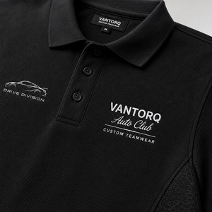 Polo de course pour hommes à manches courtes en piqué avec empiècements latéraux en mesh, logo personnalisé par transfert thermique, uniforme pour équipe de pit crew et club automobile - Product Image 6