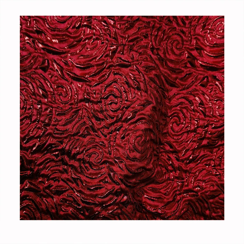 नैस की नई फैशन धातु पॉलिएस्टर ब्रोकेड कपड़ा लाल फूल गुलाब जूड जेक्वार्ड एम्बोस्ड ड्रेस मीटर कपड़े
