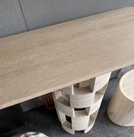 Table console moderne en travertin ajouré sur mesure, pieds sculptés, taille personnalisable, logo, durable, écologique pour hôtels et salons