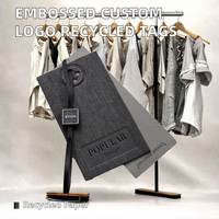 Étiquettes suspendues personnalisées en papier grainé recyclé avec logo en relief pour vêtements, sacs et chaussures