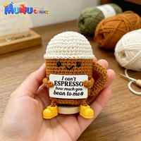 Tasse à café d'accompagnement émotionnel, poupée en crochet amusante et positive, faite main, avec carte, compagnon de bureau pour le soulagement du stress, cadeau pour barista