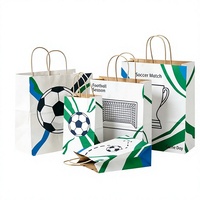 Sac en papier kraft avec logo personnalisé, vente en gros, sac cadeau en papier pour les fans de football, sac de shopping pour hommes et femmes, sac d'emballage écologique