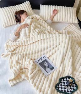 Biểu Tượng Tùy Chỉnh Thương Hiệu Cá Nhân Ném 100% Polyester Lông Cừu Sang Trọng Ném Với Rắn Sọc Mùa Đông Sherpa Bộ Đồ Giường Cho Giường Sofa Sử Dụng - Product Image 4