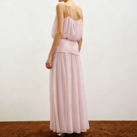 Ensemble 2 pièces en mousseline rose : Crop top à fines bretelles et jupe longue froncée fluide – Tenue idéale pour invitée de mariage ou soirée cocktail estivale