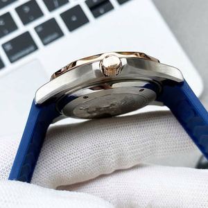 Reloj Mecánico Automático de Buceo Clásico Personalizado de Alta Calidad con Esquema de Color Azul y Blanco, Elegante y Versátil - Product Image 5