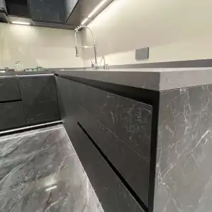 Piano del tavolo dell'armadio da cucina personalizzato con pannello nero laminato sinterizzato scuro