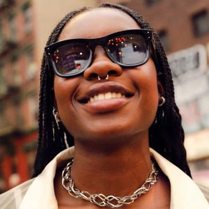 Lunettes de soleil incurvées élégantes pour femmes, protection UV400, monture PC, pare-soleil de classe 2, accessoires de voyage tendance - Product Image 4