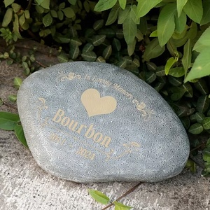 Pietra Commemorativa Personalizzata con Impronta di Zampa, Ricordo Artigianale in Resina Grigia con Zampe Incise, Decorazione da Giardino Personalizzata - Product Image 2