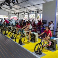 Simulateur de course de vélo interactif Songfa en PVC durable et écologique pour les parcs de jeux intérieurs et les locations de parcs d'attractions