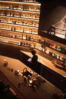Comptoir de bar à cocktails en acier inoxydable brossé - en forme de U avec dessus en verre et éclairage LED pour bar avec porte-vin de luxe