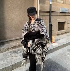 प्रीमियम गुणवत्ता वाले कश्मीरी जैसे शॉल लक्जरी स्याही पेंटिंग डिजाइन शीतकालीन गर्म स्कार्फ मोटी फ्रिंज कैप विंडप्रूफ रैप महिलाओं को चुरा लिया गया - Product Image 4