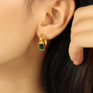 ต่างหูแบบห่วง ชุบทอง เหล็กไทเทเนียม ประดับเพทายสีเขียว ดีไซน์ทรงเรขาคณิต ใส่ได้ทุกวัน - Product Image 4