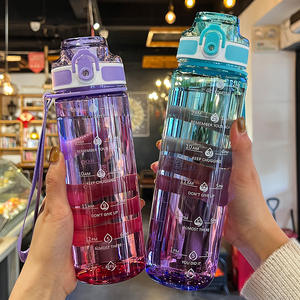 Bouteille d'eau en plastique de <span class=keywords><strong>sport</strong></span> de couleur dégradée 1L portable transparente en gros avec couvercle escamotable et échelle - Product Image 1