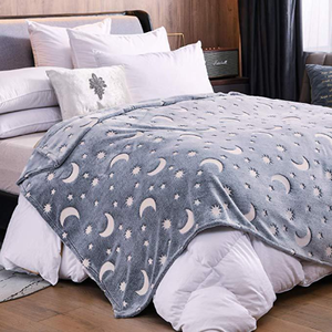 Coperta Super Morbida per Casa e Ufficio con Motivo Luminoso di Luna e Stelle che Brilla al Buio, Plaid in Flanella Lavorato a Maglia - Product Image 2