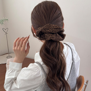 Diadema de tela con estampado de leopardo y banda elástica grande con estampado vintage para mujer - Product Image 2