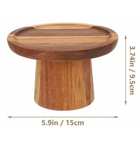 木製ブラケット付きサーバートレイを示す丸い装飾の木製トレイケーキ