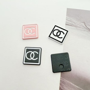 จี้และชาร์มโลหะผสมชุบทองแบบแบน DIY แบรนด์หรู สำหรับตกแต่งเคสโทรศัพท์มือถือ ดีไซน์เนอร์ ของตกแต่งแฟชั่น เครื่องประดับ - Product Image 4