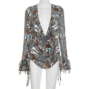 Sexy Luipaardprint Vrouw 2-delige Set Outfit Diepe V-Hals Rugloze Lange Mouwen Crop Top + Korte Broek - Product Image 5