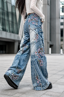 Jean large pour femme, bleu clair, broderie florale rose, motif cerisier, en denim, patchwork déstructuré, coupe ample