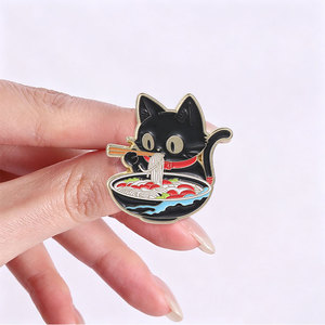 Zwarte kat die ramen eet Emaille pin Leuke katachtige dieren met eetstokjes Noedelkom Japanse voedselbroche voor rugzakdecoratie - Product Image 2