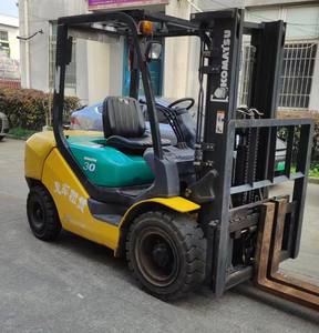 Montacargas Diésel Komatsu FD30 Usado de 3 Toneladas con Desplazador Lateral Hidráulico y Neumáticos Sólidos - Máquina de Transporte en Buen Estado - Product Image 4
