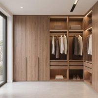 Système de dressing ouvert sur mesure en bois naturel avec grain de bois, éclairage LED intégré, rangements multiples, pour chambre principale de villa