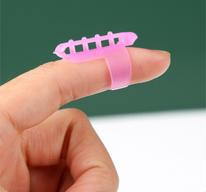 Anillo de hilo de plástico colorido al por mayor, herramienta de ganchillo, soporte para dedo, accesorios de costura para manualidades de tejer DIY - Product Image 3