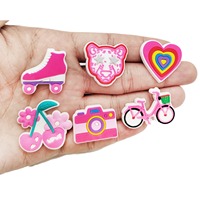 HY 2026 Nouveauté en promotion : Breloques personnalisées pour chaussures en PVC souple, décorations roses pour sabots pour filles
