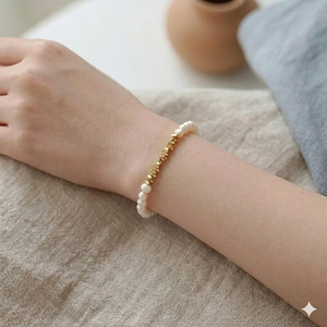 สายรัดข้อมือแบบเรียบหรูหลายชั้น ประดับด้วยไข่มุกน้ำจืดธรรมชาติ จับคู่กับโซ่ทองเส้นเล็กอย่างประณีต เหมาะสำหรับผู้หญิงใส่ในชีวิตประจำวัน งานเดท หรือปาร์ตี้ - Product Image 4