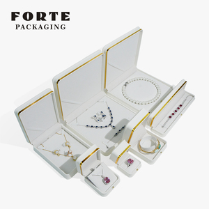 Boîtes d'emballage de bijoux de luxe FORTE, boîtes à bagues personnalisées avec lignes dorées, cuir PU écologique, logo personnalisé - Product Image 3