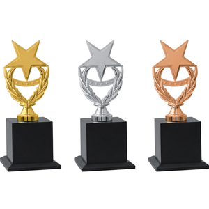 Trofeo de estrella personalizado. Elegante trofeo de metal con acabado dorado, ideal para ganadores de campeonatos y premios de excelencia. - Product Image 1