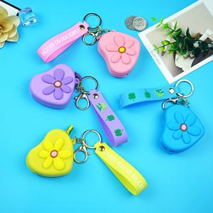 Llavero de Silicona con Forma de Corazón de Dibujos Animados, Color Personalizado, Logotipo Personalizado, Bolsa de Almacenamiento Multifuncional para Promociones Empresariales - Product Image 2