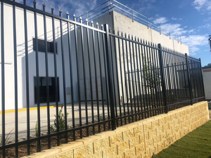 Panneau de clôture en acier de 6 pieds avec poteaux en acier noir, panneau de clôture décoratif <span class=keywords><strong>pour</strong></span> <span class=keywords><strong>jardin</strong></span>, clôture de piscine à sommet plat - Product Image 5