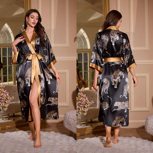 Lumee Neuer Damen-Bademantel mit individuellem Schwarz-Gold-Leopardenmuster, luxuriöser Satin-Pyjama, Morgenmantel, Loungewear-Bademantel. - Product Image 3